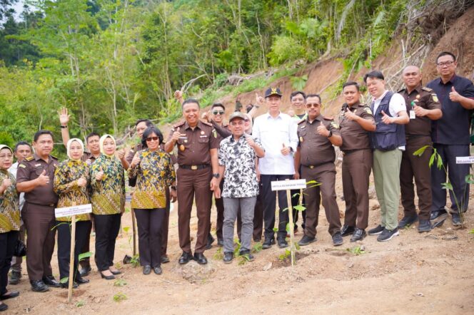 
Penanaman pohon serentak di lahan eks tambang Desa Pusian, Kabupaten Bolaang Mongondow, Jumat (6/2/2026)