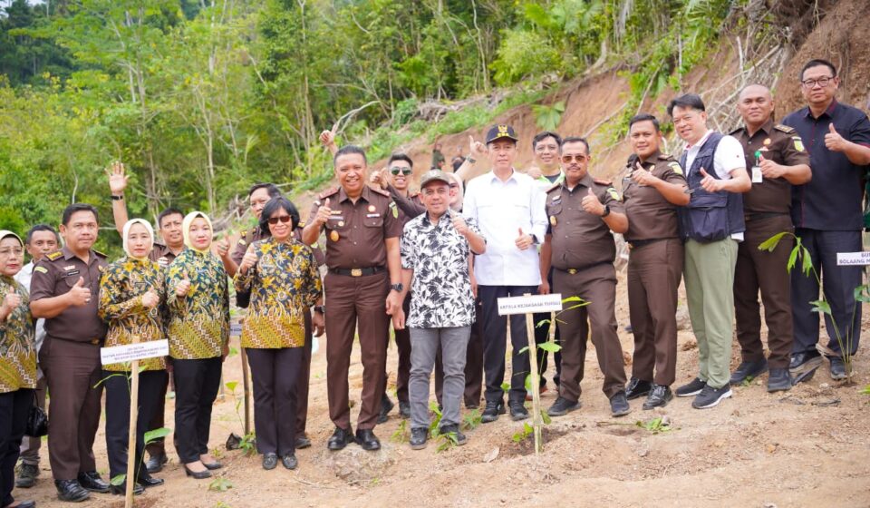 Bupati Bolsel Ikut Penanaman Pohon di Lahan Eks Tambang Pusian Bersama Kajati Sulut