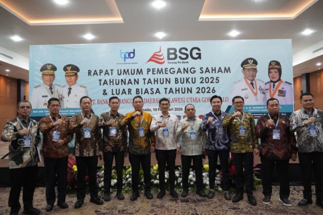 
Bupati Bolsel Iskandar Kamaru bersama para kepala daerah usai mengikuti RUPS dan RUPSLB Bank SulutGo di Manado.