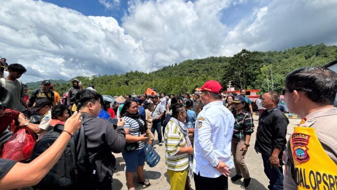 
Wakil Bupati Bolsel Deddy Abdul Hamid menyambut kedatangan 281 warga Pulau Ruang, Kabupaten Sitaro, yang direlokasi permanen ke Desa Modisi.
