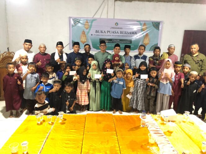 
Senyum Santri Adow Sambut Ramadan
