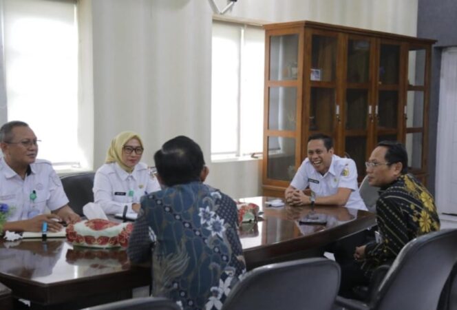 
Wali Kota Kotamobagu, dr. Weny Gaib, Sp.M, menerima kunjungan kerja Kepala Perwakilan Badan Pengawasan Keuangan dan Pembangunan (BPKP) Provinsi Sulawesi Utara, Heru Setiawan.