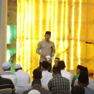 Wali Kota dan Wakil Wali Kota Kotamobagu Sholat Tarawih Perdana di Masjid Agung Baitul Makmur