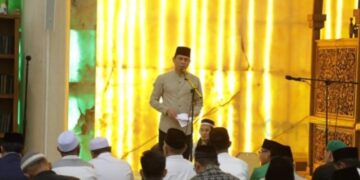 Wali Kota dan Wakil Wali Kota Kotamobagu Sholat Tarawih Perdana di Masjid Agung Baitul Makmur