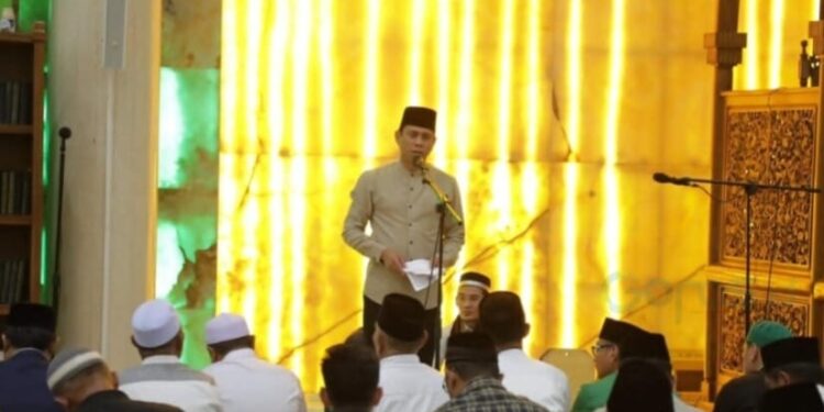 Wali Kota dan Wakil Wali Kota Kotamobagu Sholat Tarawih Perdana di Masjid Agung Baitul Makmur