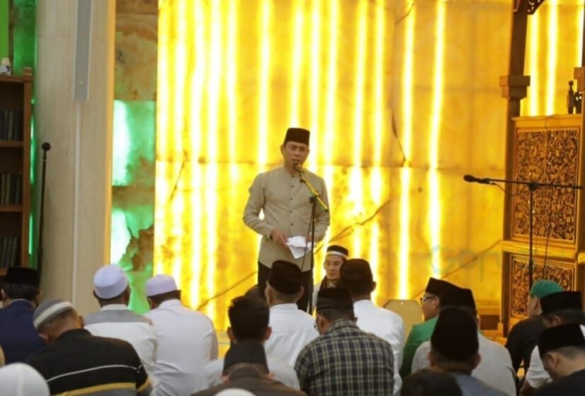 Wali Kota dan Wakil Wali Kota Kotamobagu Sholat Tarawih Perdana di Masjid Agung Baitul Makmur