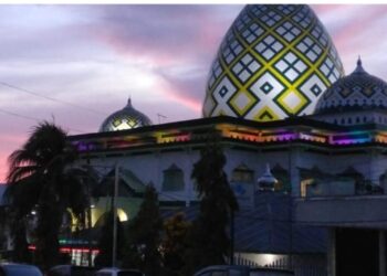 Pemkot Bersama Warga Salat Isya dan Tarawih di Masjid Agung Baitul Makmur