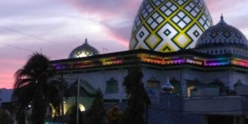 Pemkot Bersama Warga Salat Isya dan Tarawih di Masjid Agung Baitul Makmur