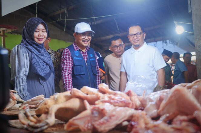 
Wakil Bupati Musi Banyuasin, Rohman, lakukan sidak harga bangan pokok di Pasar Randik.
