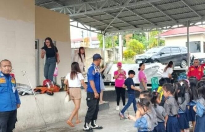 
Siswa TK Advent Pinasungkulan Utara, Kabupaten Minahasa Selatan, melakukan kunjungan edukatif guna mengenal lebih dekat profesi pemadam kebakaran.
