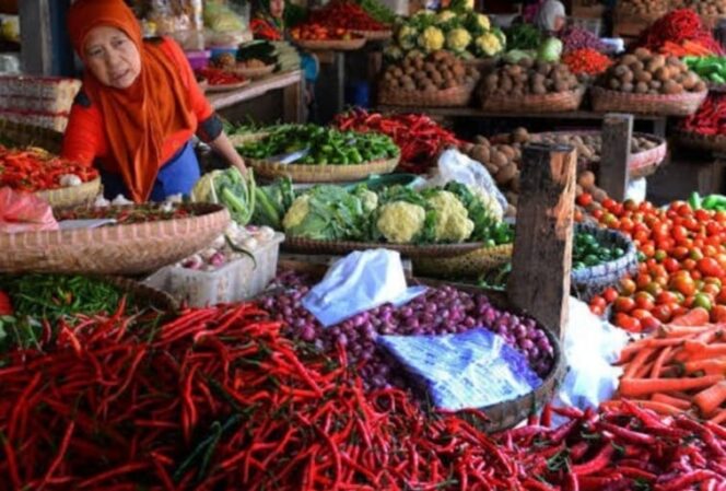 
Harga bahan pokok di pasar Kotamobagu dipantau Disdagkop.