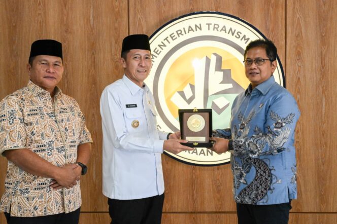 
Bupati Bolsel Iskandar Kamaru dan Wakil Bupati Deddy Abdul Hamid bersama Wakil Menteri Transmigrasi Viva Yoga Mauladi.