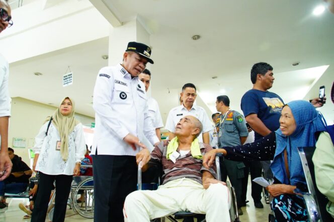 
 Bupati Muba H M Toha Tohet meninjau pelayanan publik di hari pertama kerja pasca lebaran.