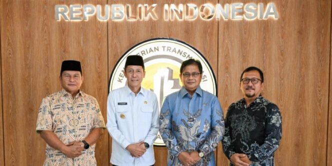 
Ketua DPRD Bolsel Arifin Olii mendampingi Bupati dan Wakil Bupati berkunjung ke Kementerian Transmigrasi.