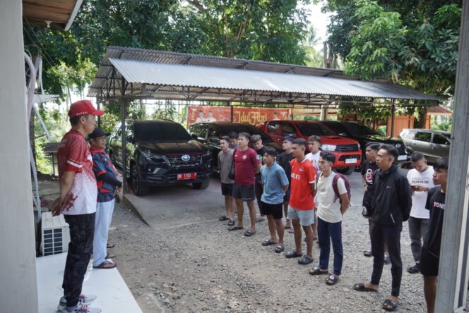 
Bupati Bolsel Iskandar Kamaru memberikan arahan kepada tim Bolsel FC yang akan berlaga di Liga 4 Piala Gubernur Sulut.