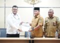 Wakil Bupati Bolsel Deddy Abdul Hamid dan Ketua Tim Pemeriksa BPK RI Perwakilan Sulut, Erlangga Patikawa.
