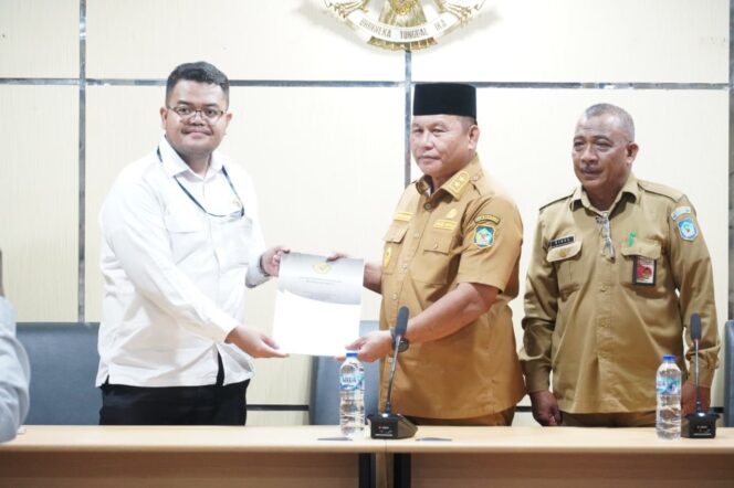 
Wakil Bupati Bolsel Deddy Abdul Hamid dan Ketua Tim Pemeriksa BPK RI Perwakilan Sulut, Erlangga Patikawa.