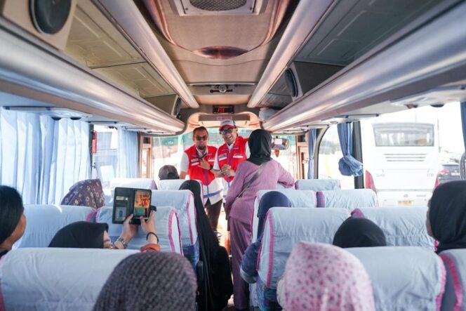 
					Sejumlah pemudik bersiap menaiki bus saat pelepasan program Mudik Gratis MyPertamina 2026 di kawasan CPI Makassar, Sulawesi Selatan Senin, 16 Maret 2026. (Pertamina Patra Niaga Regional Sulawesi)