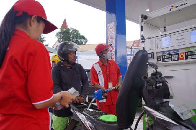 
					Aktivitas pengisian bahan bakar kendaraan di salah satu SPBU di Makassar tetap berjalan normal, menyusul kepastian tidak adanya perubahan harga BBM oleh Pertamina, dengan pasokan yang dipastikan aman untuk memenuhi kebutuhan masyarakat. Rabu, 1 April 2026. (Foto: Dok. Pertamina Patra Niaga)