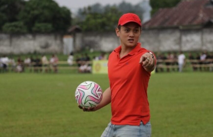 Ketua Askot PSSI Kotamobagu Bagi-bagi Bola di Pembukaan Matali Cup V