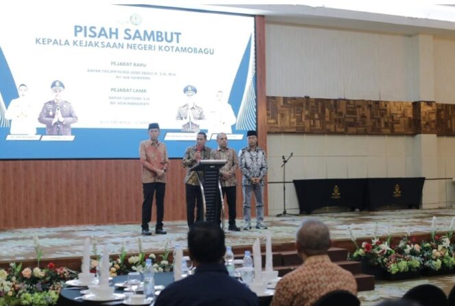 
Wali Kota Kotamobagu, Weny Gaib bersama Wakil Wali Kota, Rendy Virgiawan Mangkat menghadiri acara pisah sambut Kepala Kejaksaan Negeri Kotamobagu.