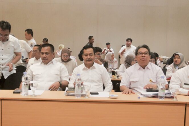 
 Wakil Bupati Muba Abdur Rohman Husen usai mengikuti Rapat Koordinasi, Monitoring dan Evaluasi Penyelesaian AGHT pembangunan Jalan Tol Trans Sumatera di Ballroom Hotel Novotel Palembang, Rabu (6/5/2026).