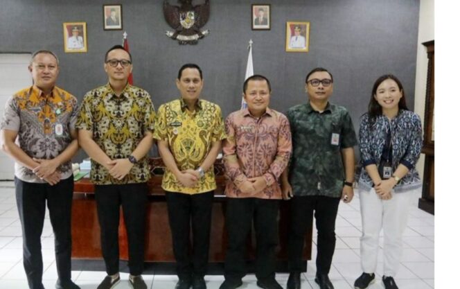 
Wali Kota Kotamobagu Weny Gaib menerima kunjungan kerja Kepala BPK RI Perwakilan Sulut Bombit Agus Mulyo.