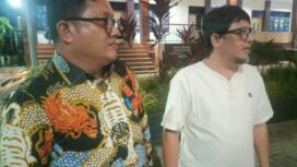 Anggota DPRD Kotamobagu Herdy Korompot atau HK didampingi kuasa hukum menjawab pertanyaan wartawan usai memenuhi panggilan penyidik Polres Kotamobagu terkait kasus dugaan penipuan.