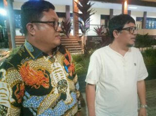 Anggota DPRD Kotamobagu Herdy Korompot atau HK didampingi kuasa hukum menjawab pertanyaan wartawan usai memenuhi panggilan penyidik Polres Kotamobagu terkait kasus dugaan penipuan.