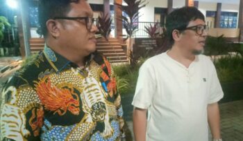 Anggota DPRD Kotamobagu Herdy Korompot atau HK didampingi kuasa hukum menjawab pertanyaan wartawan usai memenuhi panggilan penyidik Polres Kotamobagu terkait kasus dugaan penipuan.
