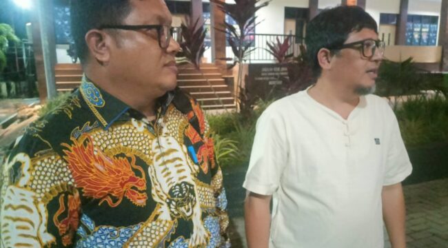 Anggota DPRD Kotamobagu Herdy Korompot atau HK didampingi kuasa hukum menjawab pertanyaan wartawan usai memenuhi panggilan penyidik Polres Kotamobagu terkait kasus dugaan penipuan.