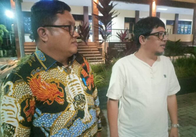 
Anggota DPRD Kotamobagu Herdy Korompot atau HK didampingi kuasa hukum menjawab pertanyaan wartawan usai memenuhi panggilan penyidik Polres Kotamobagu terkait kasus dugaan penipuan.