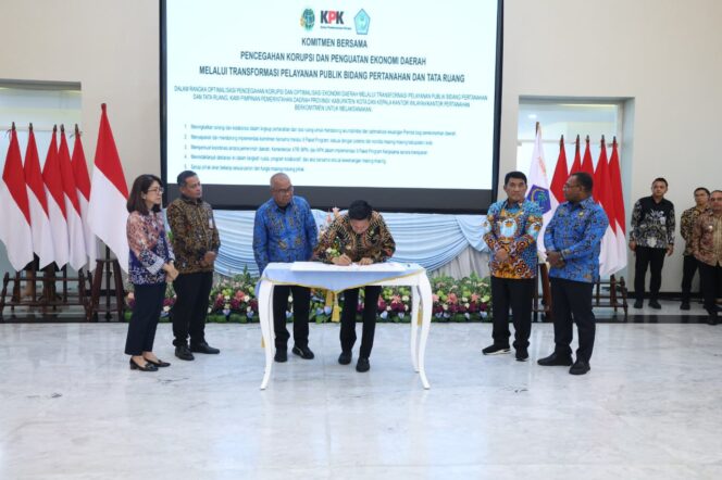 
Bupati Bolsel menandatangani komitmen menyelenggarakan tata kelola pemerintahan yang baik di Rakor yang digelar Kementerian ATR/BPN dan KPK bersama Pemprov Sulut.