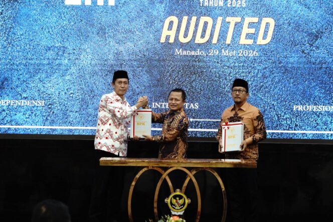 
Bupati Bolsel Iskandar Kamaru menerima LHP BPK RI Perwakilan Sulut atas LKPD 2025 dengan opini WTP.