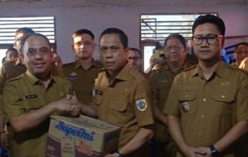 Pemkot Kotamobagu Salurkan Bantuan untuk Korban Banjir Bandang di Bolmong Wali Kota Weny Gaib dan Wakil Wali Kota Rendy Mangkat serahkan bantuan untuk korban banjir di Desa Solimandungan, Bolmong, diterima Bupati Yusra Alhabsyi.