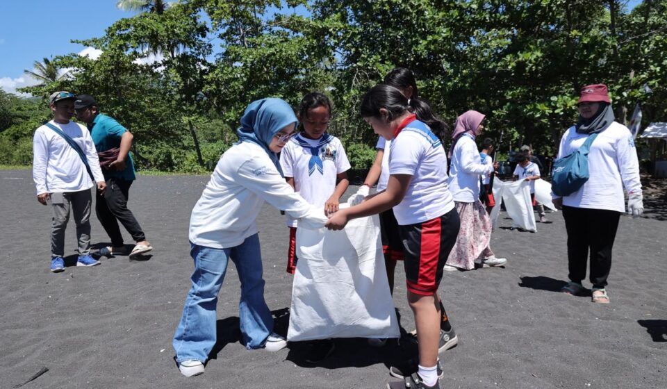 Lindungi Ekosistem Laut, Pertamina Trans Kontinental dan Warga Bersihkan Pesisir Pantai di Bitung