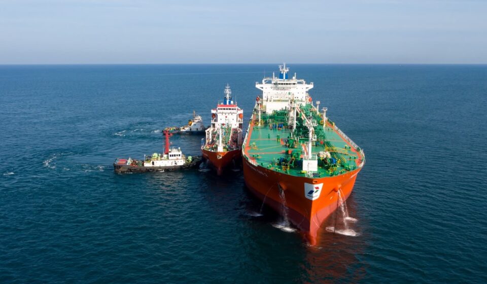 Perkuat Distribusi B50 di Kawasan Timur Sulawesi, Pertamina Patra Niaga Regional Sulawesi Operasikan Ship to Ship Kolonodale