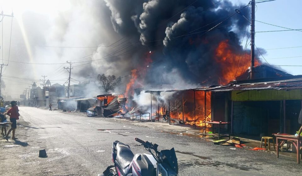 Pasar Inobonto Terbakar, Puluhan Kios Ludes, Kerugian Diperkirakan Tembus Rp2 Miliar